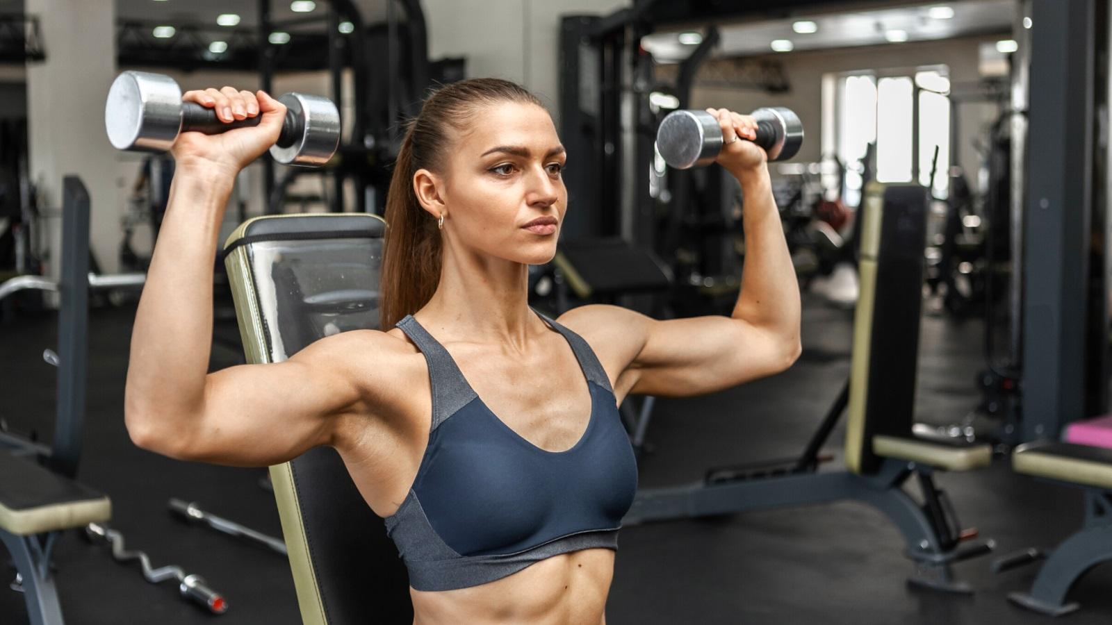 膊頭訓練｜三角肌健身餐單 坐姿啞鈴肩推/鋼線側平舉